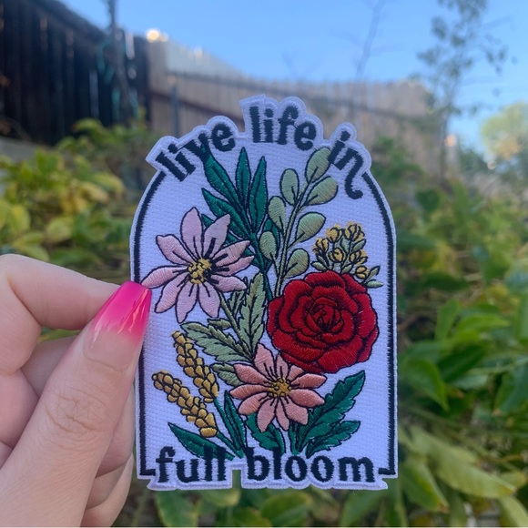 “Live Life in Full Bloom” Embroidery Iron On Patch, Floral Positive Quotes - Picture 3 of 3